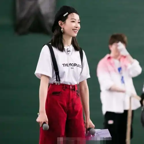 宋茜综艺造型太养眼,一身红色中性套装配领带,霸气侧漏又美又刚