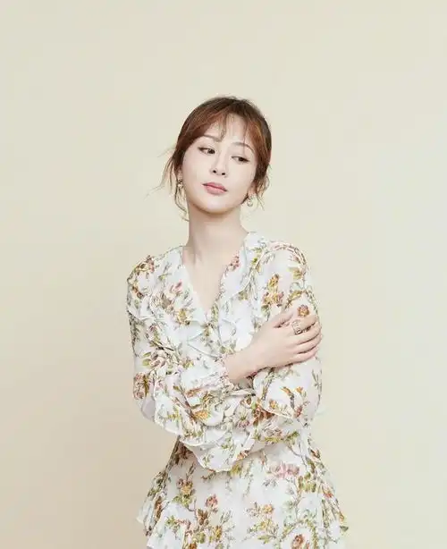 杨紫的夏季穿搭少女感爆棚,穿一袭白色泡泡袖连衣裙,又纯又美