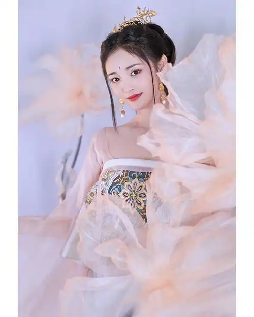 盖娅传说中国风高定礼服,周洁琼眉梢眼角藏秀气,空灵清逸仙子