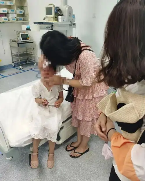 仅用一分钟救助小女孩