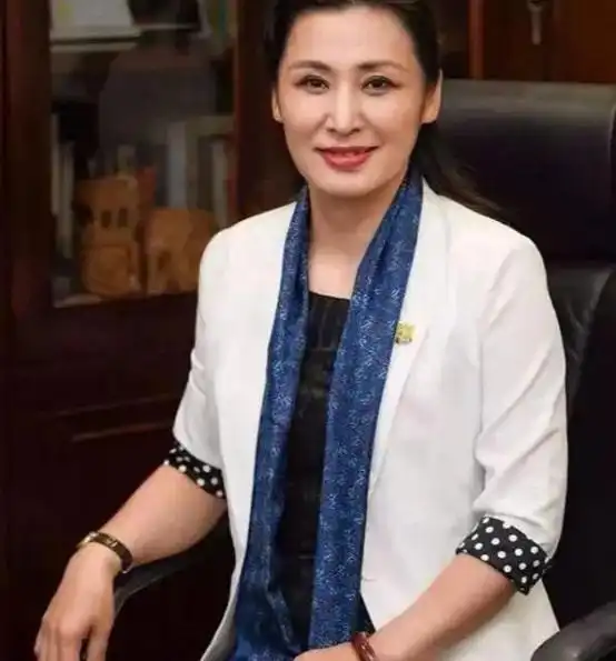 她39岁任职教授,49岁当上大学校长,如今54岁依旧风华正茂