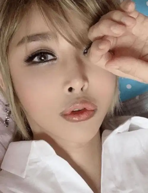 44岁变性艺人河莉秀嘟嘴自拍,晒浓妆短发性感照女生都羡慕