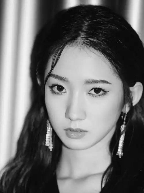 孟美岐一改暗黑系风格,穿条纹百褶裙巴黎看秀,演绎清新校园风