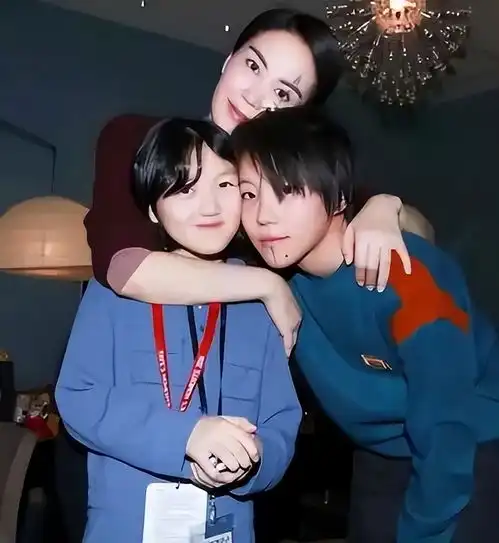 王菲女儿演戏啦窦靖童整容式亮相上海电视节天后基因太强大