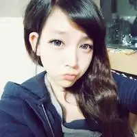 今年新版时尚漂亮女黑白抱头悲伤图片