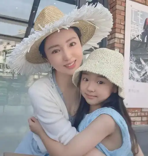 这个小女孩真漂亮,一半长的妈妈,一半长的像爸爸