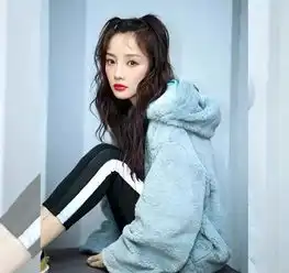 离婚后李小璐新拍写真照,一改以往风格,走起青春少女路线