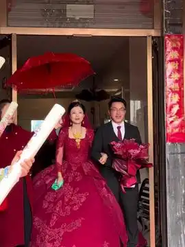 新娘下车婆婆一个举动,瞬间看出心思好坏,真羡慕女孩这福气