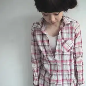 寻一短发女生格子衬衫头像