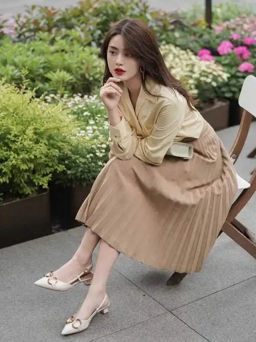 230岁如何穿出高级的优雅感衬衫配半身裙,少女气质感十足