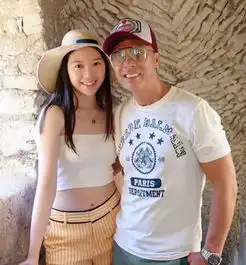 甄子丹一家四口出游,15岁女儿穿露脐装吸睛,比小18岁老婆还成熟