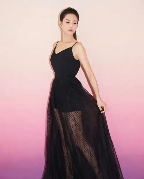 李若彤气质我给100分热爱运动的女神与众不同,白裙美得高级