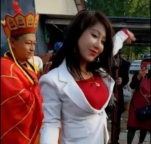 美女网红在拉面哥舞台上的劲舞表演低俗不俗,百看不厌
