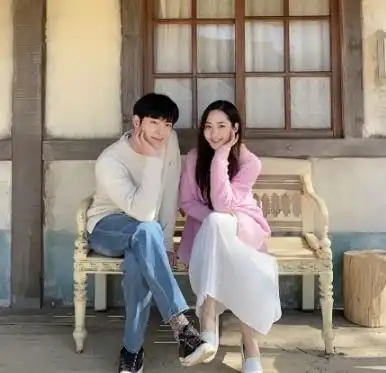 这件芭比粉外套有何魔力杨紫郑秀妍宋慧乔朴敏英都在穿