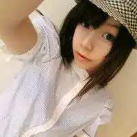发现自己很难融入喧闹的人群时尚短发女生qq头像