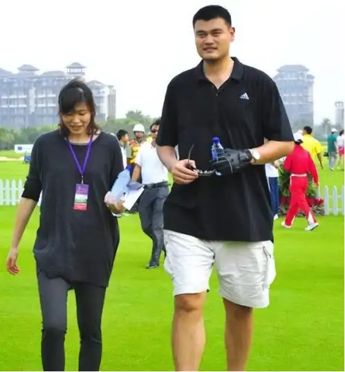 主持人问叶莉婚后与400斤姚明怎么睡,回答令人脸红网友很担忧