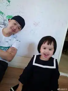 包贝尔给女儿剪发,小姑娘大眼睛也是一个小萌神
