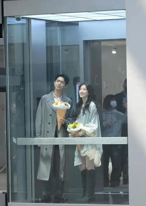 李现周雨彤新浪扫楼,宣传春色寄情人,剧情精彩,扣人心弦暴雪时分网易订阅