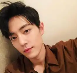 肖战再遇疯狂粉丝,遭扒门塞信,网友怒斥过分