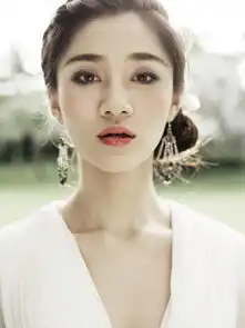 中戏美女演绎美艳女神范儿