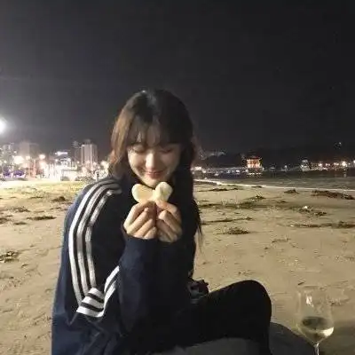 走在街上的女生头像