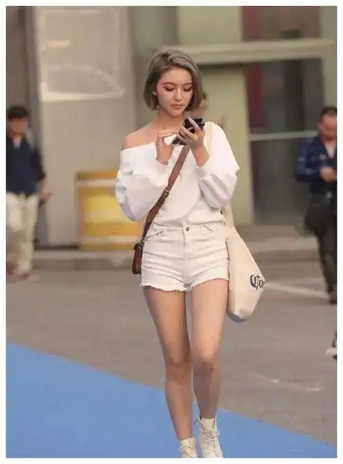 美女一袭简约的打底裤,才能造型美感进阶,白里透白