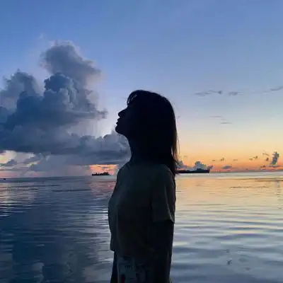 微信头像女背影唯美侧面好看的伤感头像女