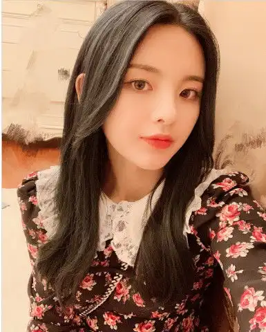 杨超越大方晒出午餐照,7个字引网友纷纷炸锅,太让人心疼了