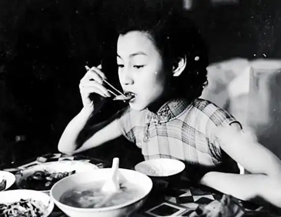 伟人夜访北平,看见老鸨打人,老鸨狂妄叫嚣你可知我是何人