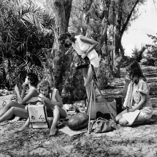 从著名女模到最美女摄影师,享年85岁的她曾助推了比基尼的流行