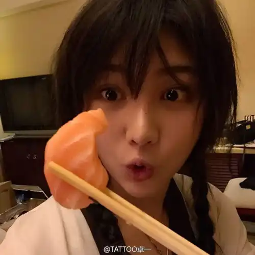 组图美女纹身师走红高颜值撞脸吴亦凡范晓萱