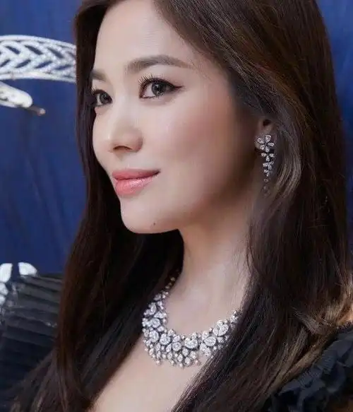 女明星遇情伤就换造型佟丽娅剪短发穿深v裙,自立自强又美又飒