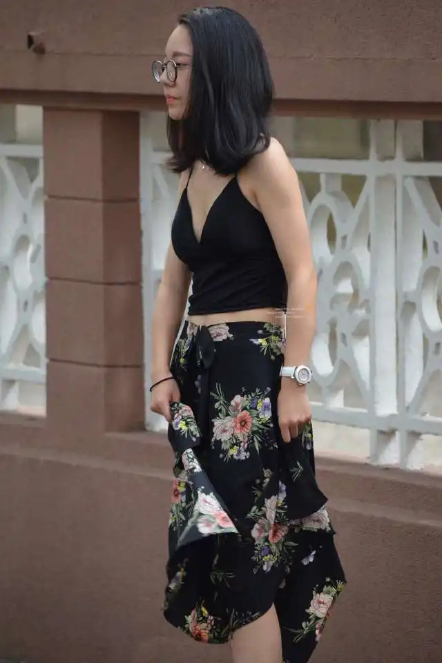 街拍美女戴眼镜的妹子呼之欲出