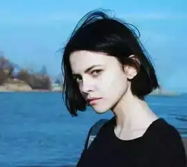 俄罗斯网红版于谦200斤变90斤,抽烟喝酒烫头