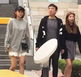 王思聪与女友豆得和好,豆得开心晒照,网友没用苹果7