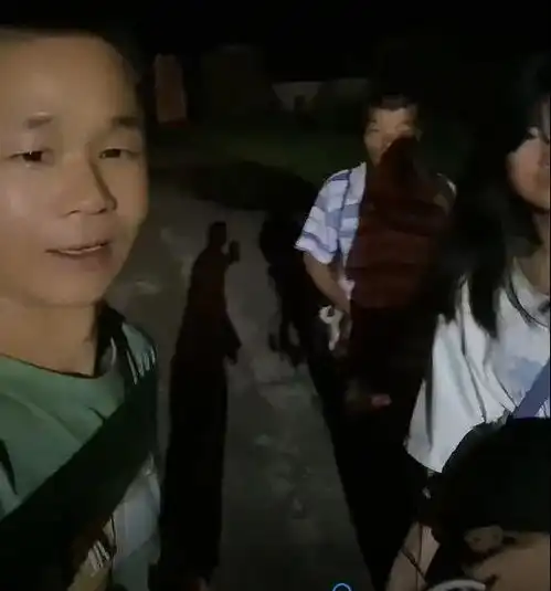 女孩深夜在车站外哭泣,的哥开45公里送她回家,我也有女儿