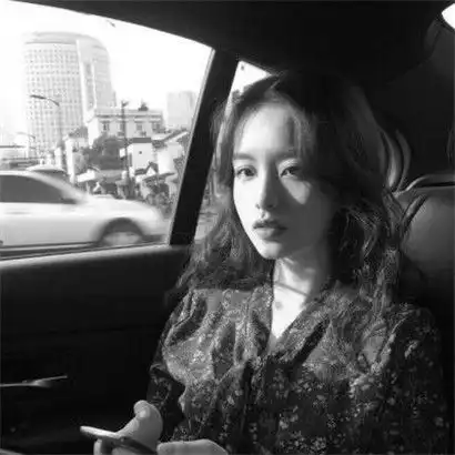 真实女生头像黑白