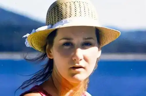 1977年,美国女孩搭顺风车遭囚禁,被困木箱7年后竟爱上凶手