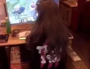 金毛打扮成女孩去网吧,简直就是背影杀手,太美了