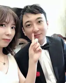 她敢调侃王思聪吃热狗,还当众撕他腿毛,偏偏王思聪对她一脸宠溺