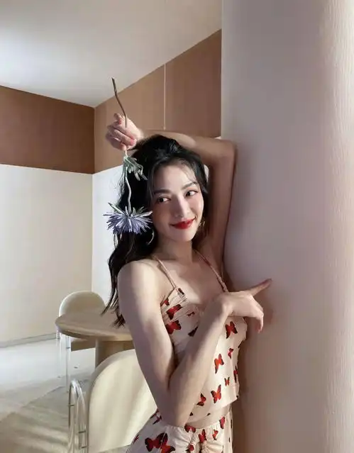 在英姿飒爽与妩媚性感之间反复横跳,钟楚曦是怎么做到的