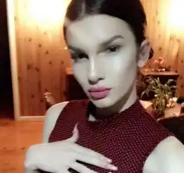 一名变性女子花了5.5万英镑,将自己整成贝兹娃娃的样子