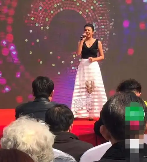 曾是快女的人气歌手,她被肖战说长得黑,疑嫁富豪却惨到乡下演出