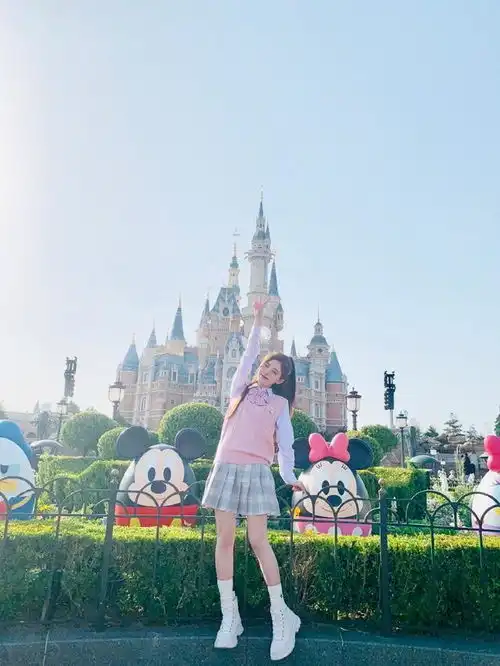鞠婧祎畅游迪斯尼,穿校服装清新怡人,四千年美女也很接地气