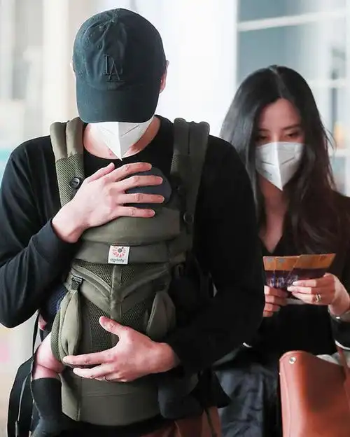 李光洁当爸怀抱婴儿现身妻子产后身材恢复迅速惹人羡