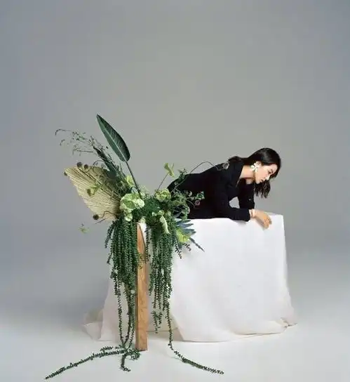 刘诗诗解锁时尚杂志春季刊封面演绎春日浪漫和谐