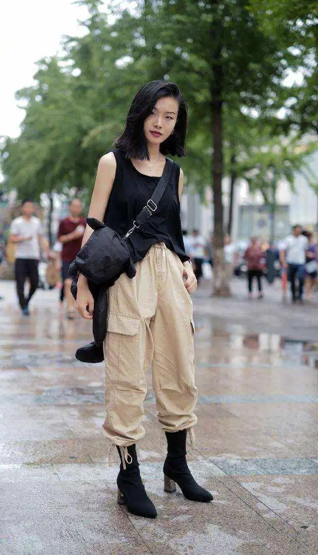 早秋内搭不用买太多备几件针织背心就够了,不挑年龄还时尚