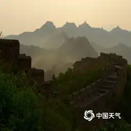 河北金山岭长城雨后晨雾萦绕似仙境
