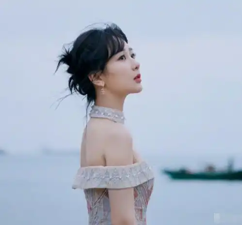 跨年晚会,秦岚真的好美,迪丽热巴又酷又a,杨幂得罪造型师了