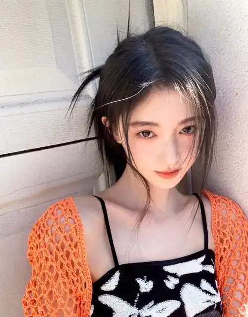 27岁四千年美少女晒美照网眼露锁骨太迷人